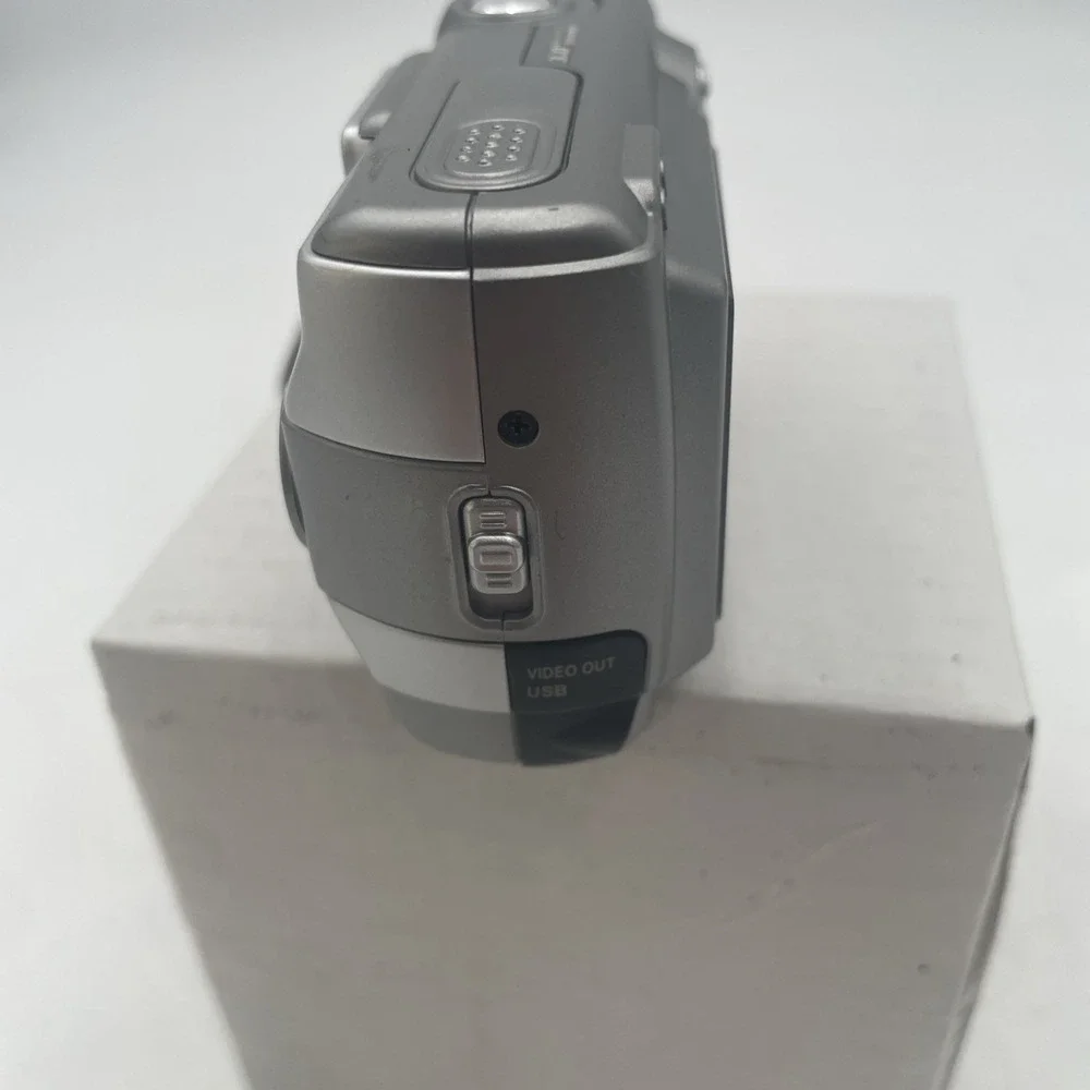 DXG-308 Ultra Compact Digital Camera 3.0MP Silver Point Shoot +Battery+Case